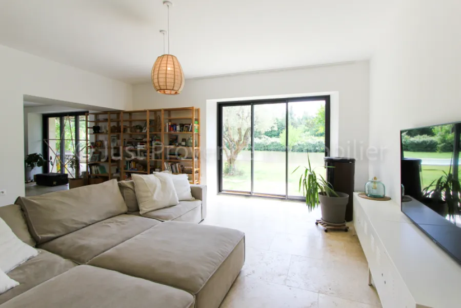 Mas provençal en pierre à Carpentras 9 pièces d'environ 233.40 m2 avec piscine.