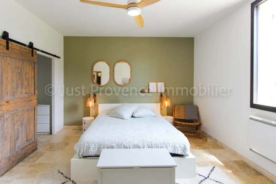 Mas provençal en pierre à Carpentras 9 pièces d'environ 233.40 m2 avec piscine.