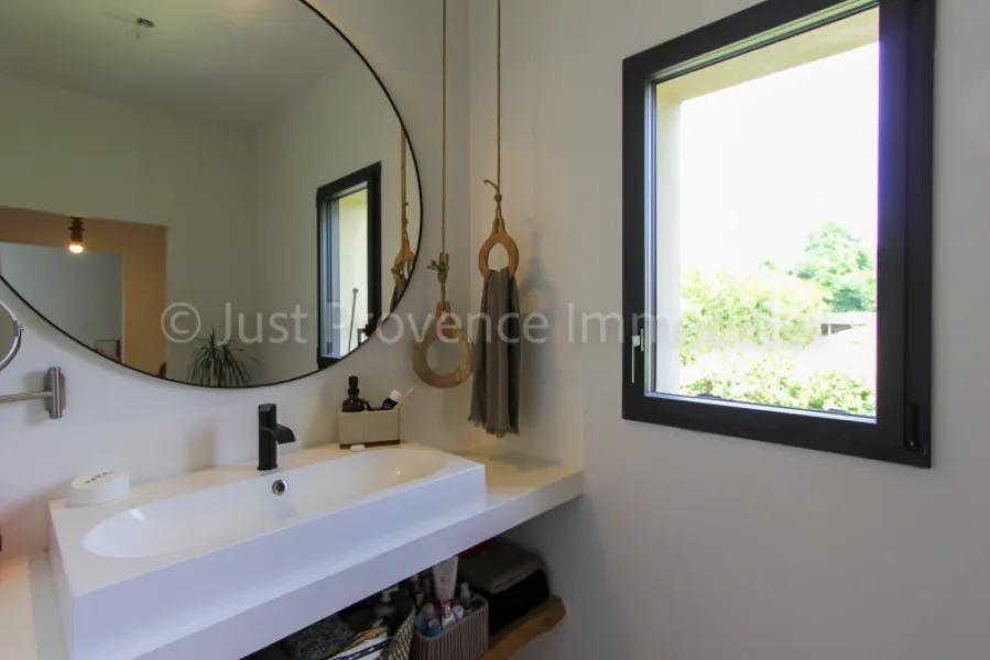 Mas provençal en pierre à Carpentras 9 pièces d'environ 233.40 m2 avec piscine.