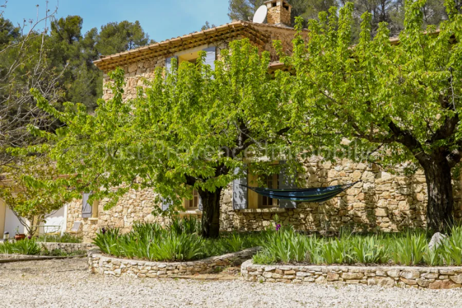 EN EXCLUSIVITÉ. Le Barroux, ensemble immobilier, avec piscine, garage et carport. .