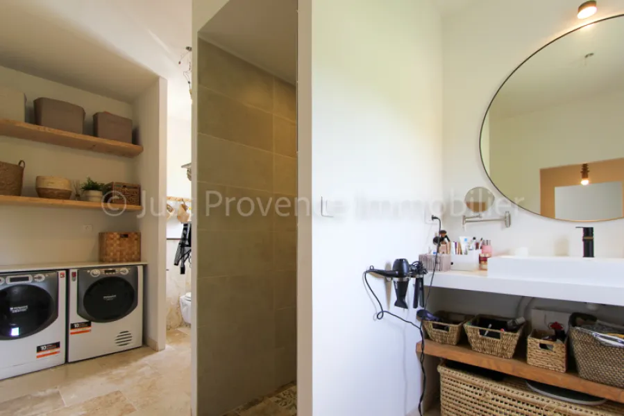 Mas provençal en pierre à Carpentras 9 pièces d'environ 233.40 m2 avec piscine.