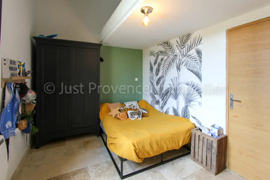 Mas provençal en pierre à Carpentras 9 pièces d'environ 233.40 m2 avec piscine.