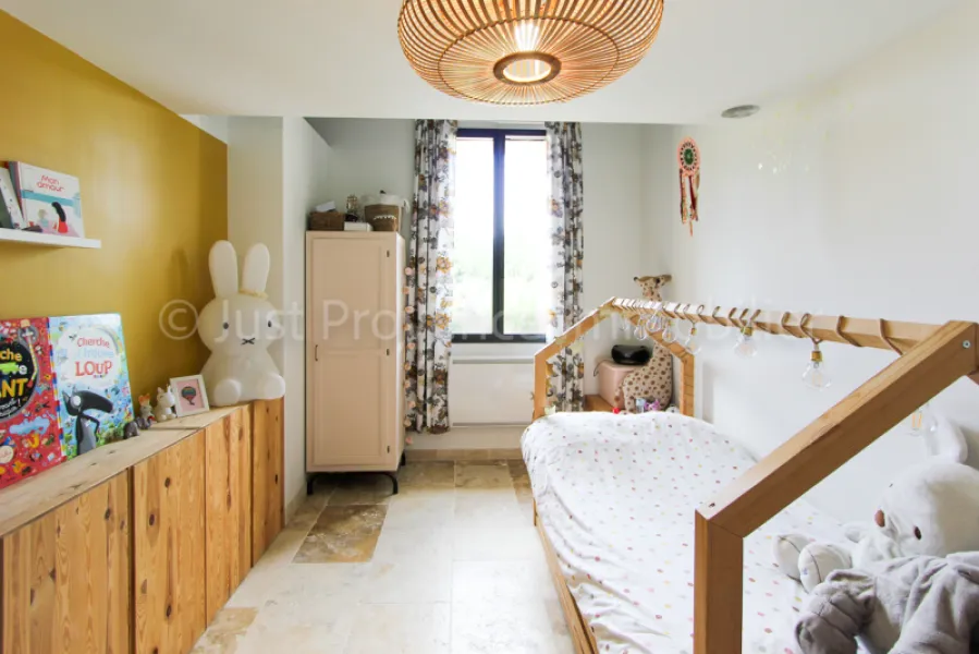 Mas provençal en pierre à Carpentras 9 pièces d'environ 233.40 m2 avec piscine.