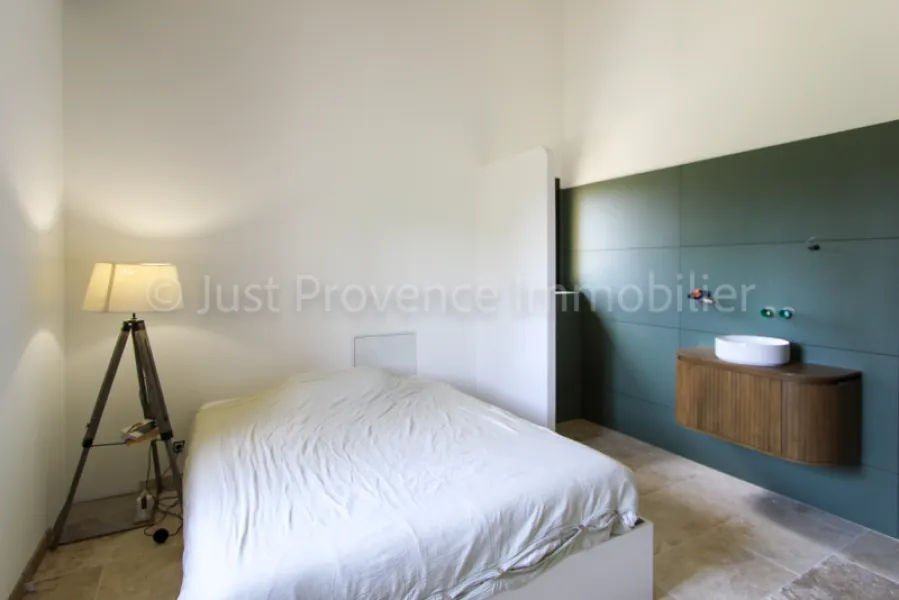 Mas provençal en pierre à Carpentras 9 pièces d'environ 233.40 m2 avec piscine.