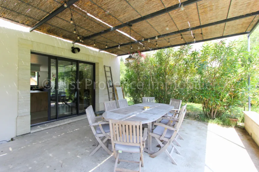 Mas provençal en pierre à Carpentras 9 pièces d'environ 233.40 m2 avec piscine.