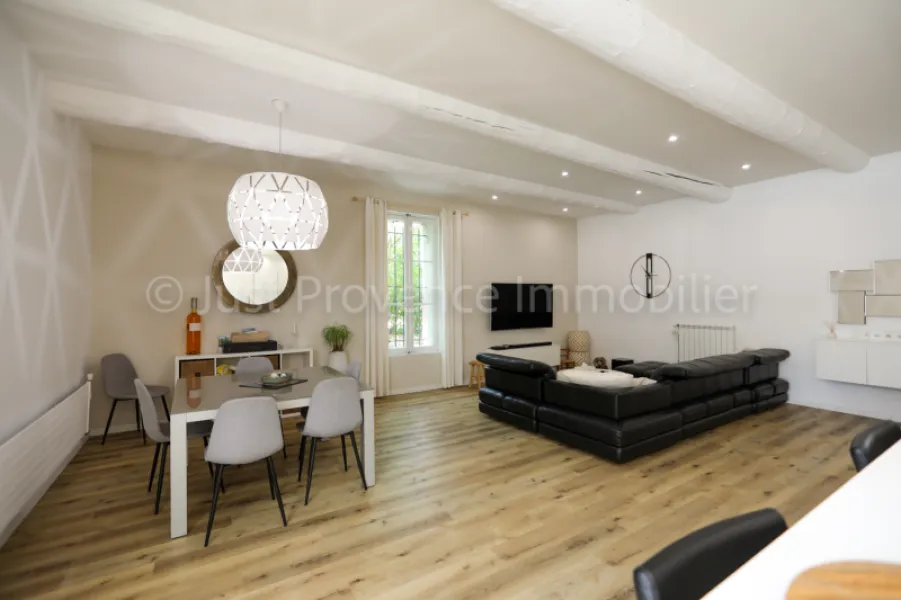 Saumane de Vaucluse Mas de 418.55 m² habitables avec gÎte et piscine sur 3790 m² de terrain environ.