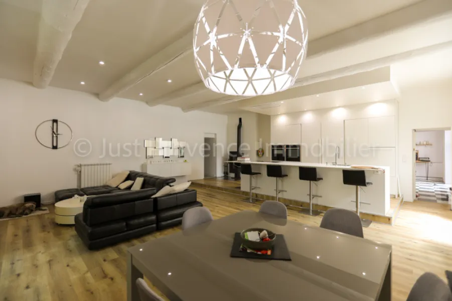 Saumane de Vaucluse Mas de 418.55 m² habitables avec gÎte et piscine sur 3790 m² de terrain environ.