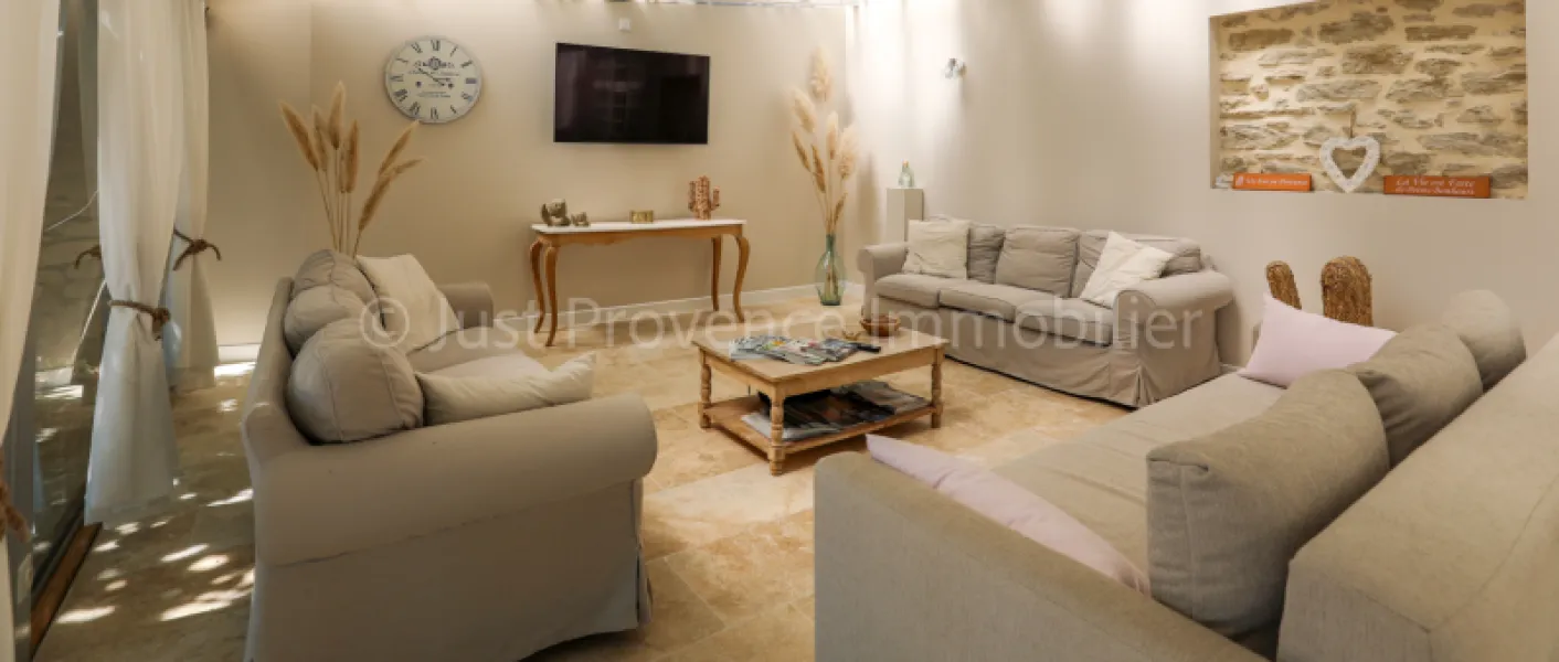 Saumane de Vaucluse Mas de 418.55 m² habitables avec gÎte et piscine sur 3790 m² de terrain environ.