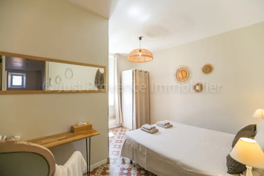 Saumane de Vaucluse Mas de 418.55 m² habitables avec gÎte et piscine sur 3790 m² de terrain environ.