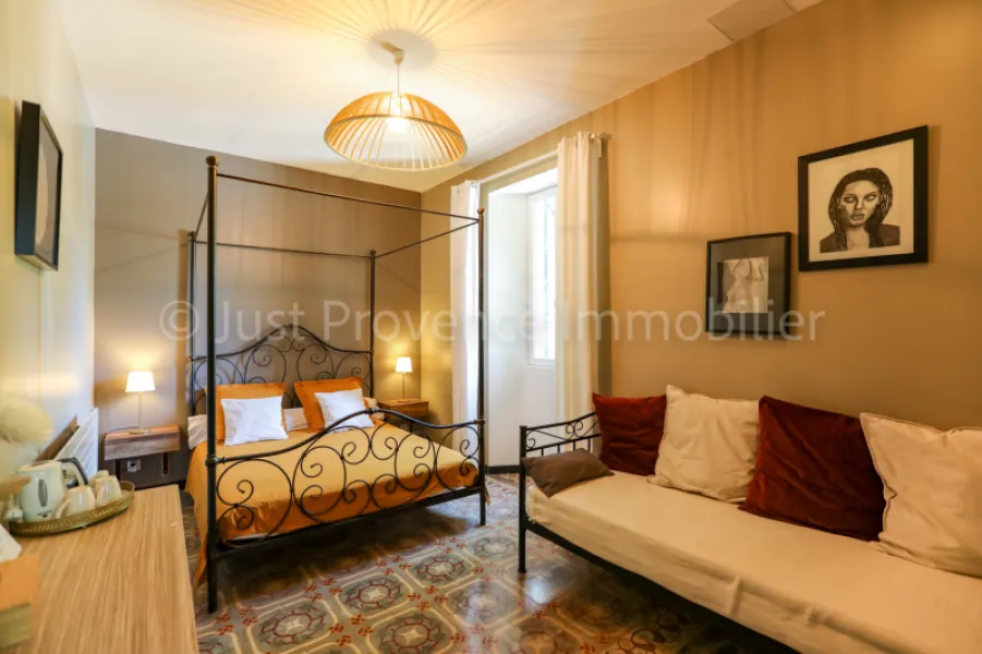 Saumane de Vaucluse Mas de 418.55 m² habitables avec gÎte et piscine sur 3790 m² de terrain environ.