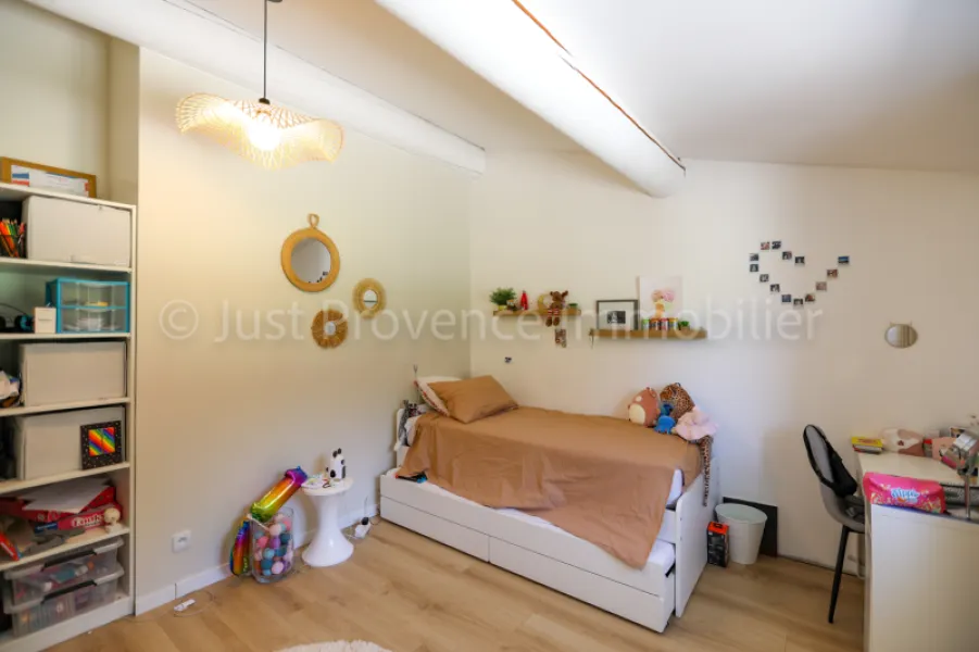 Saumane de Vaucluse Mas de 418.55 m² habitables avec gÎte et piscine sur 3790 m² de terrain environ.