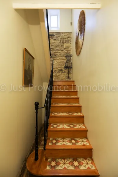 Saumane de Vaucluse Mas de 418.55 m² habitables avec gÎte et piscine sur 3790 m² de terrain environ.