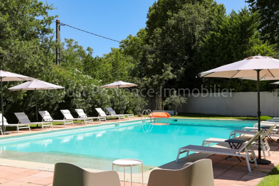 Saumane de Vaucluse Mas de 418.55 m² habitables avec gÎte et piscine sur 3790 m² de terrain environ.