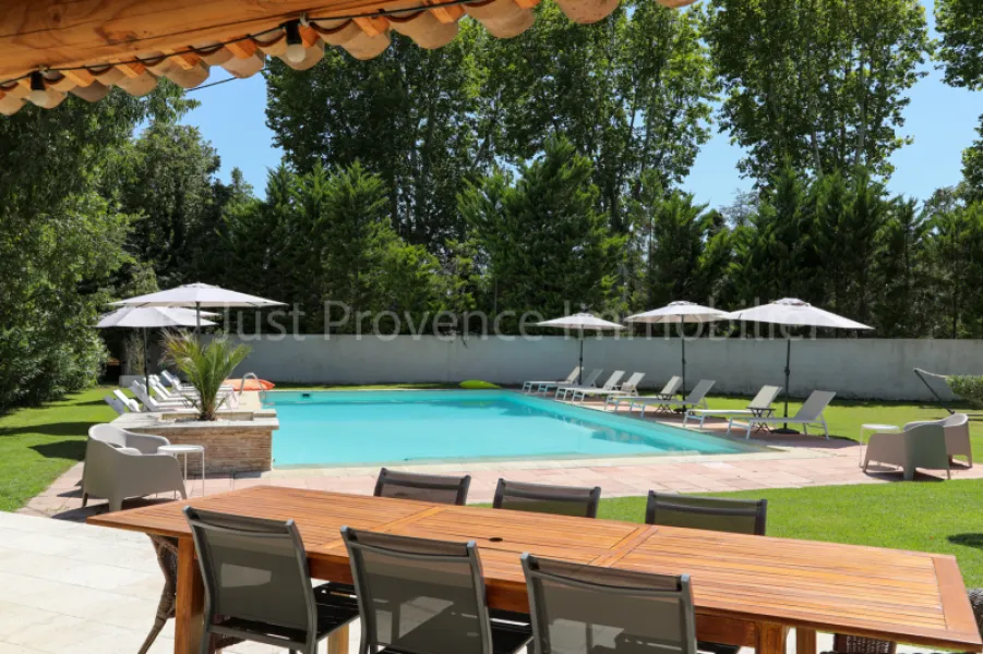 Saumane de Vaucluse Mas de 418.55 m² habitables avec gÎte et piscine sur 3790 m² de terrain environ.