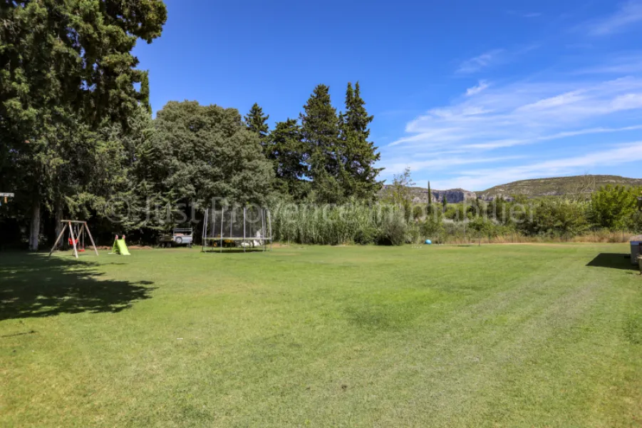 Saumane de Vaucluse Mas de 418.55 m² habitables avec gÎte et piscine sur 3790 m² de terrain environ.