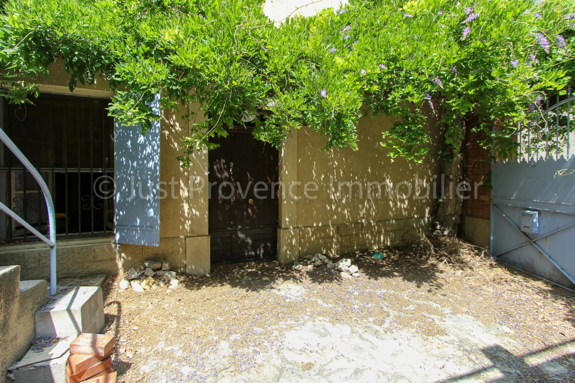 In Caromb, a village house of approximately 160.1 sqm with an interior courtyard