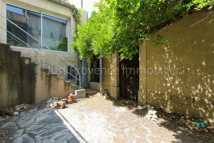 In Caromb, a village house of approximately 160.1 sqm with an interior courtyard