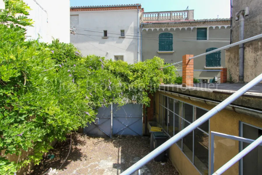 In Caromb, a village house of approximately 160.1 sqm with an interior courtyard