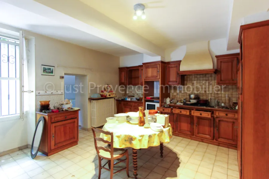 In Caromb, a village house of approximately 160.1 sqm with an interior courtyard