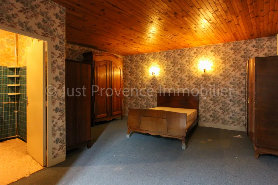 In Caromb, a village house of approximately 160.1 sqm with an interior courtyard