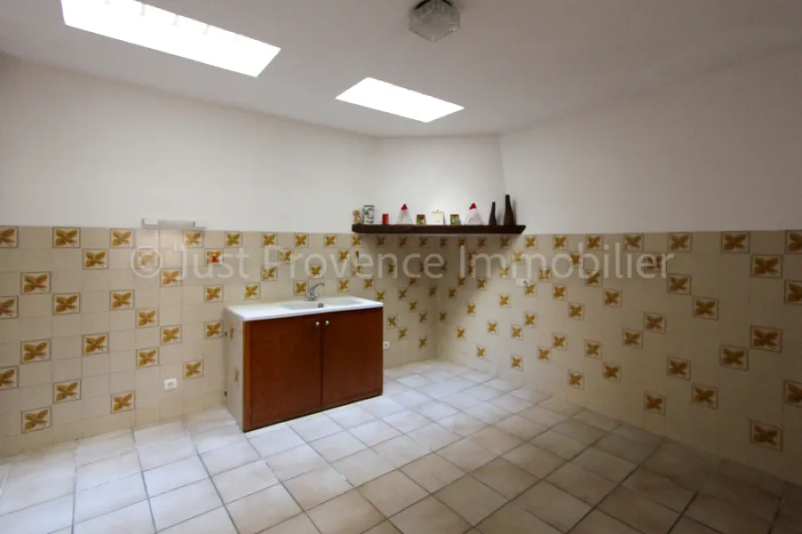 Caromb house, 5 rooms, 111.9 m2 with terrace and garage.