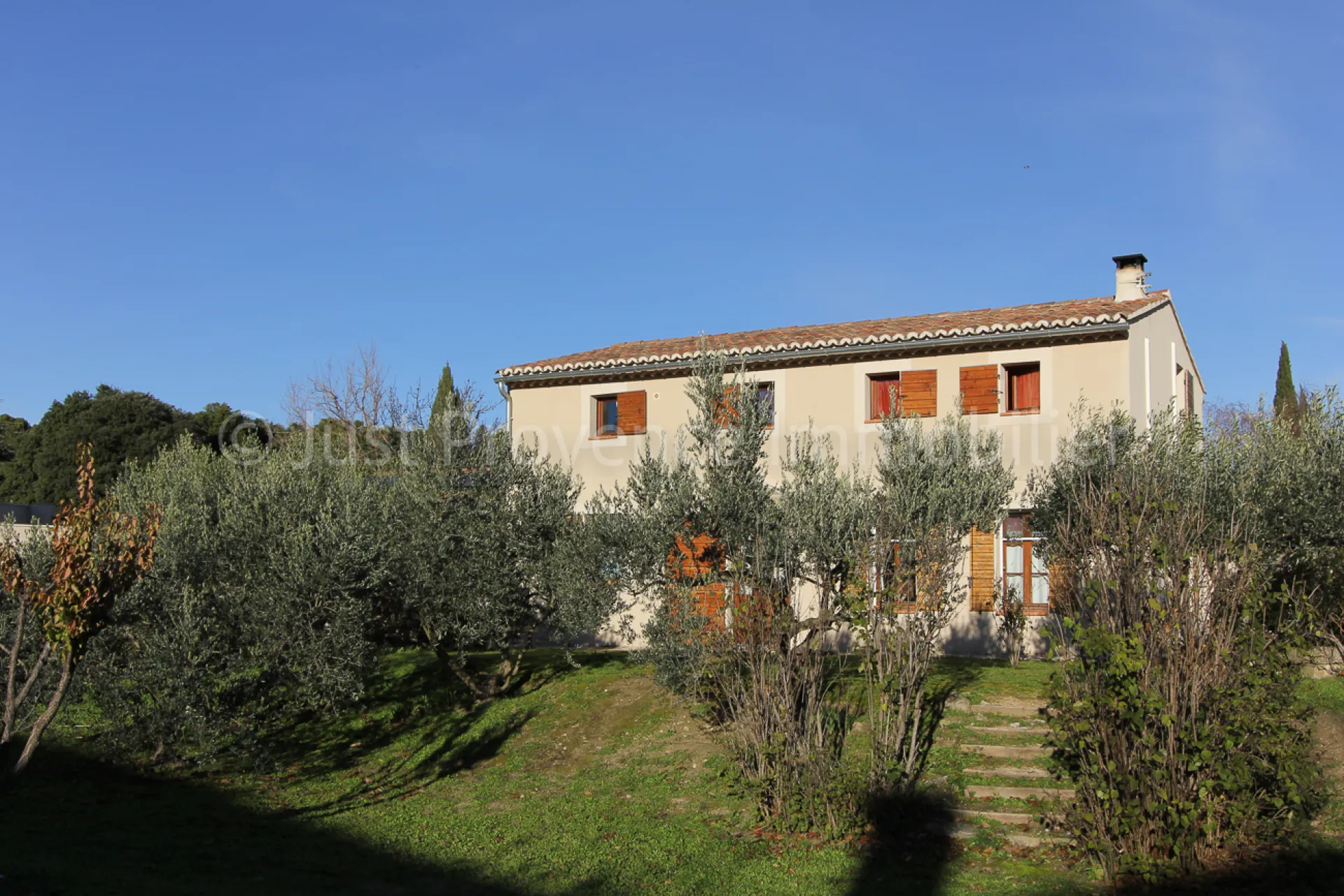 Ensemble immobilier Caromb 11 pièces 250 m2 avec piscine sur 2006 m² de terrain.