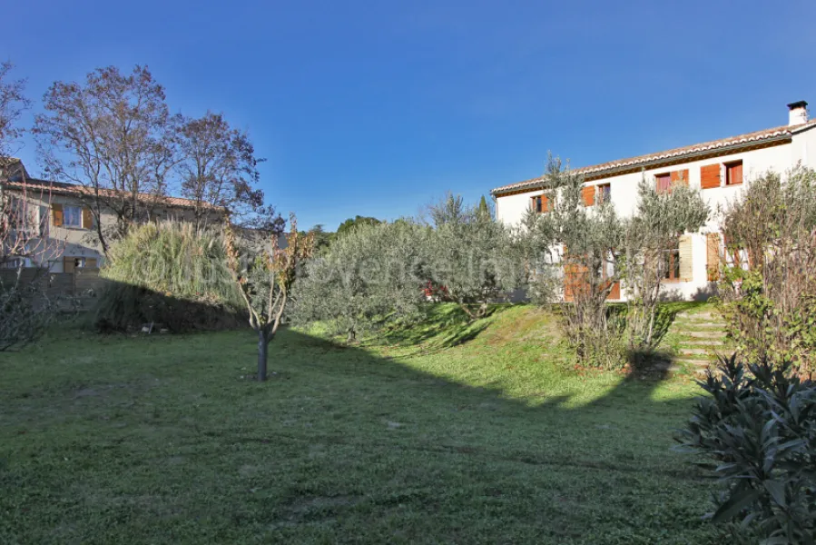 Ensemble immobilier Caromb 11 pièces 250 m2 avec piscine sur 2006 m² de terrain.