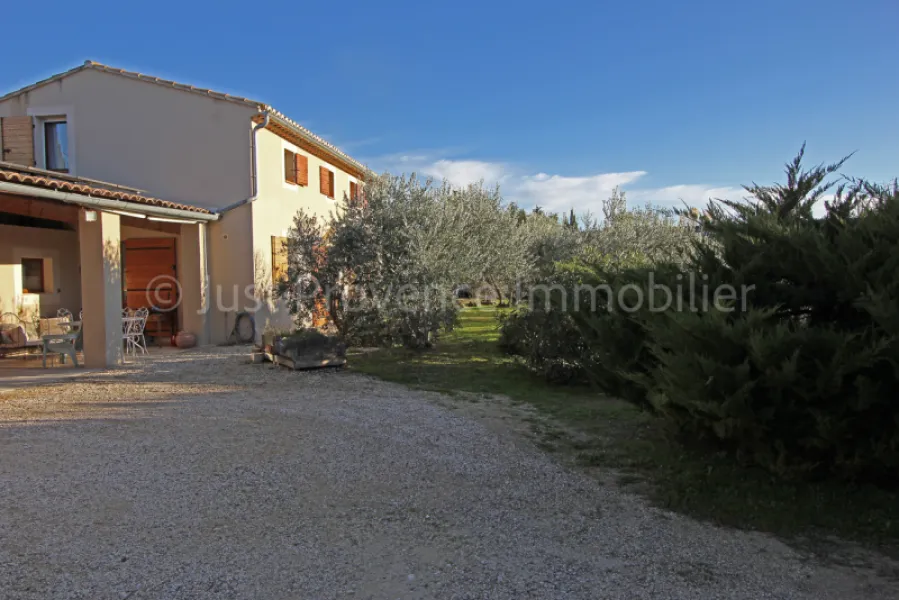 Ensemble immobilier Caromb 11 pièces 250 m2 avec piscine sur 2006 m² de terrain.
