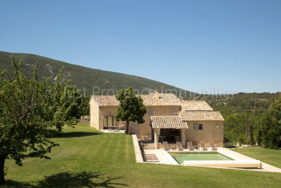 Bonnieux  Mas de 200 m² avec piscine