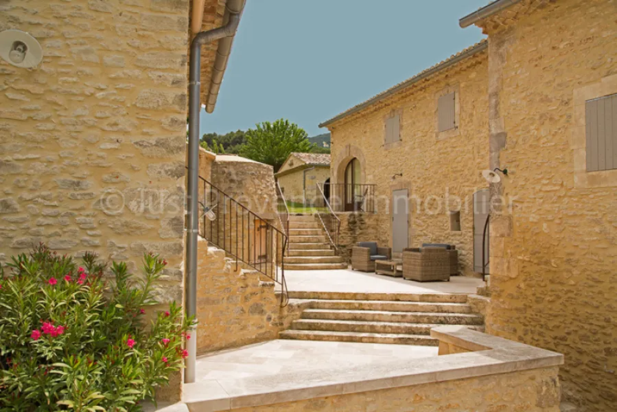 Bonnieux  Mas de 200 m² avec piscine