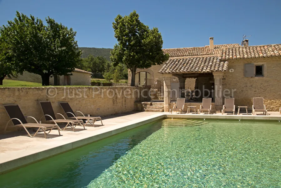 Bonnieux  Mas de 200 m² avec piscine