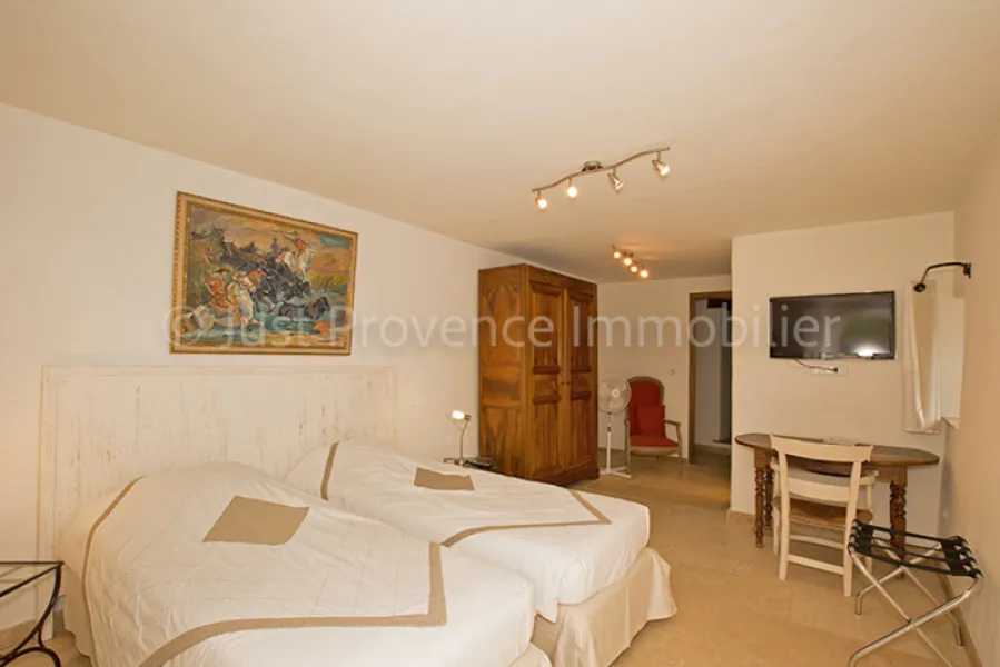 Bonnieux  Mas de 200 m² avec piscine
