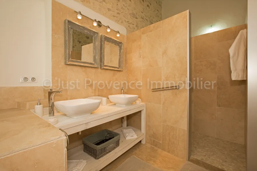 Bonnieux  Mas de 200 m² avec piscine