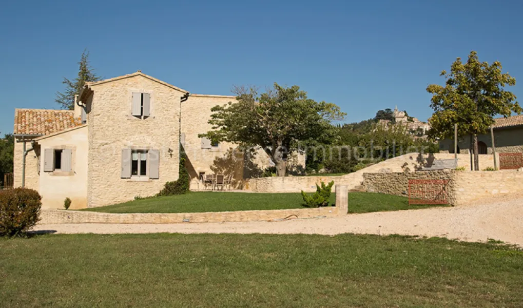 Bonnieux  Mas de 200 m² avec piscine