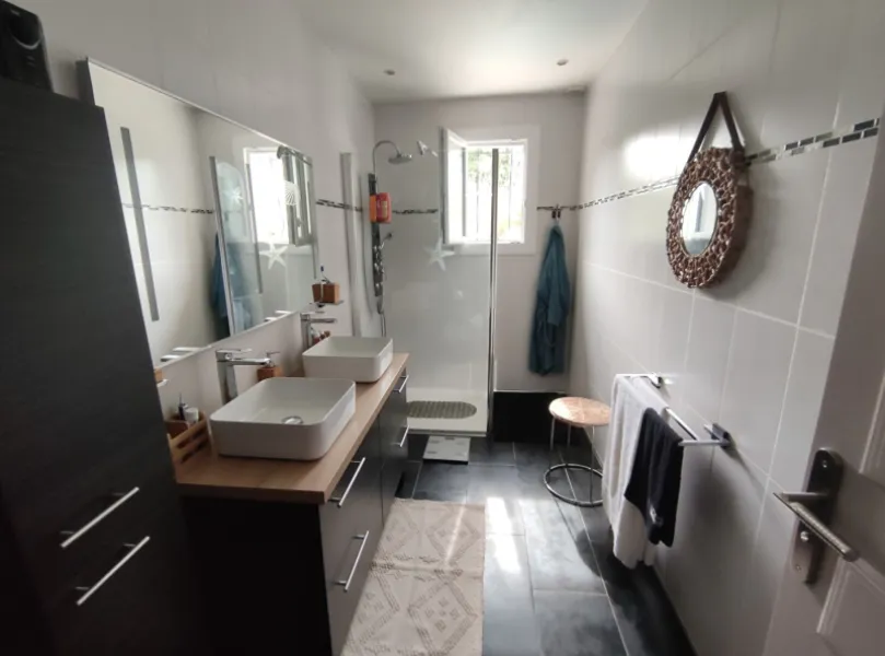 Bonnieux  Mas de 200 m² avec piscine