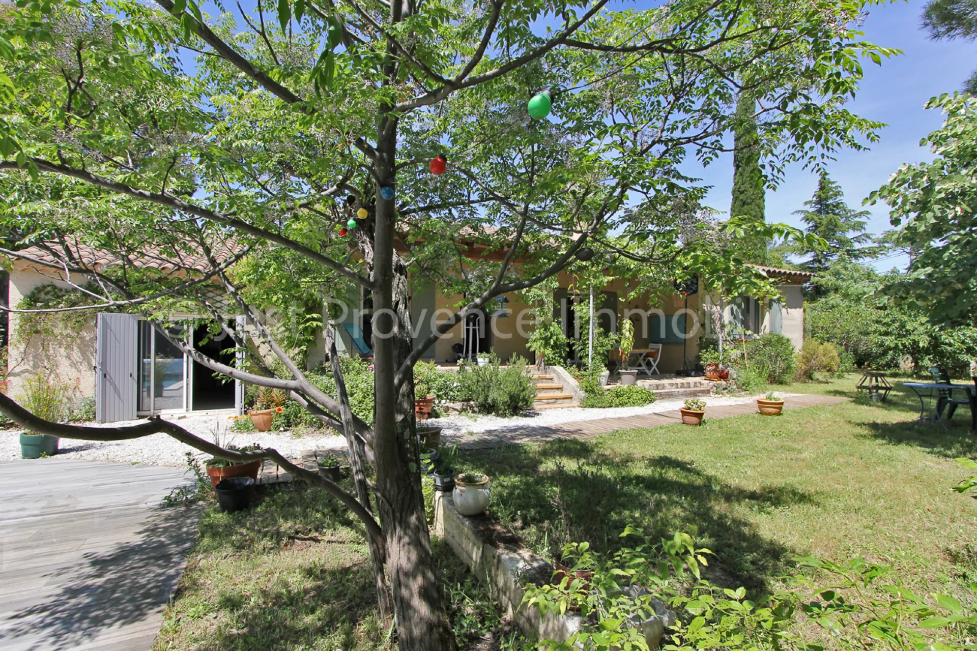 Carpentras villa de 127 m² avec garage et piscine sur un terrain de 1253 m²