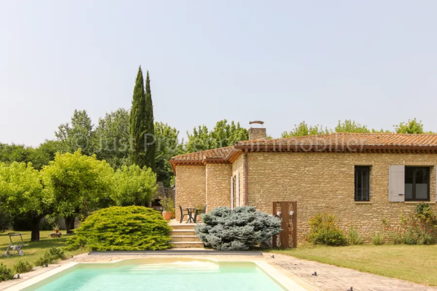 Propriété en pierre d'environ  234 m2 sur un terrain de 3500 m2 avec piscine et garage