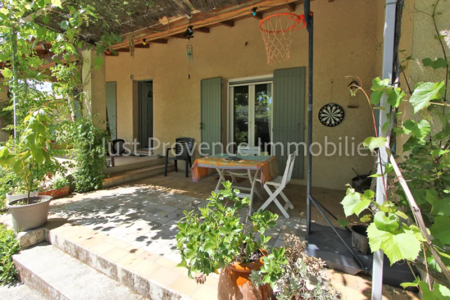 Carpentras villa de 127 m² avec garage et piscine sur un terrain de 1253 m²