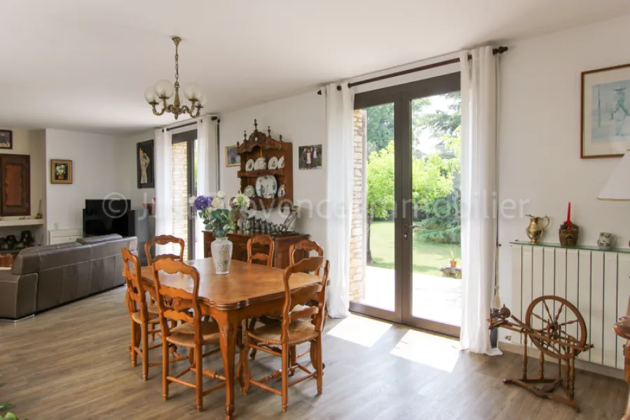 Propriété en pierre d'environ  234 m2 sur un terrain de 3500 m2 avec piscine et garage