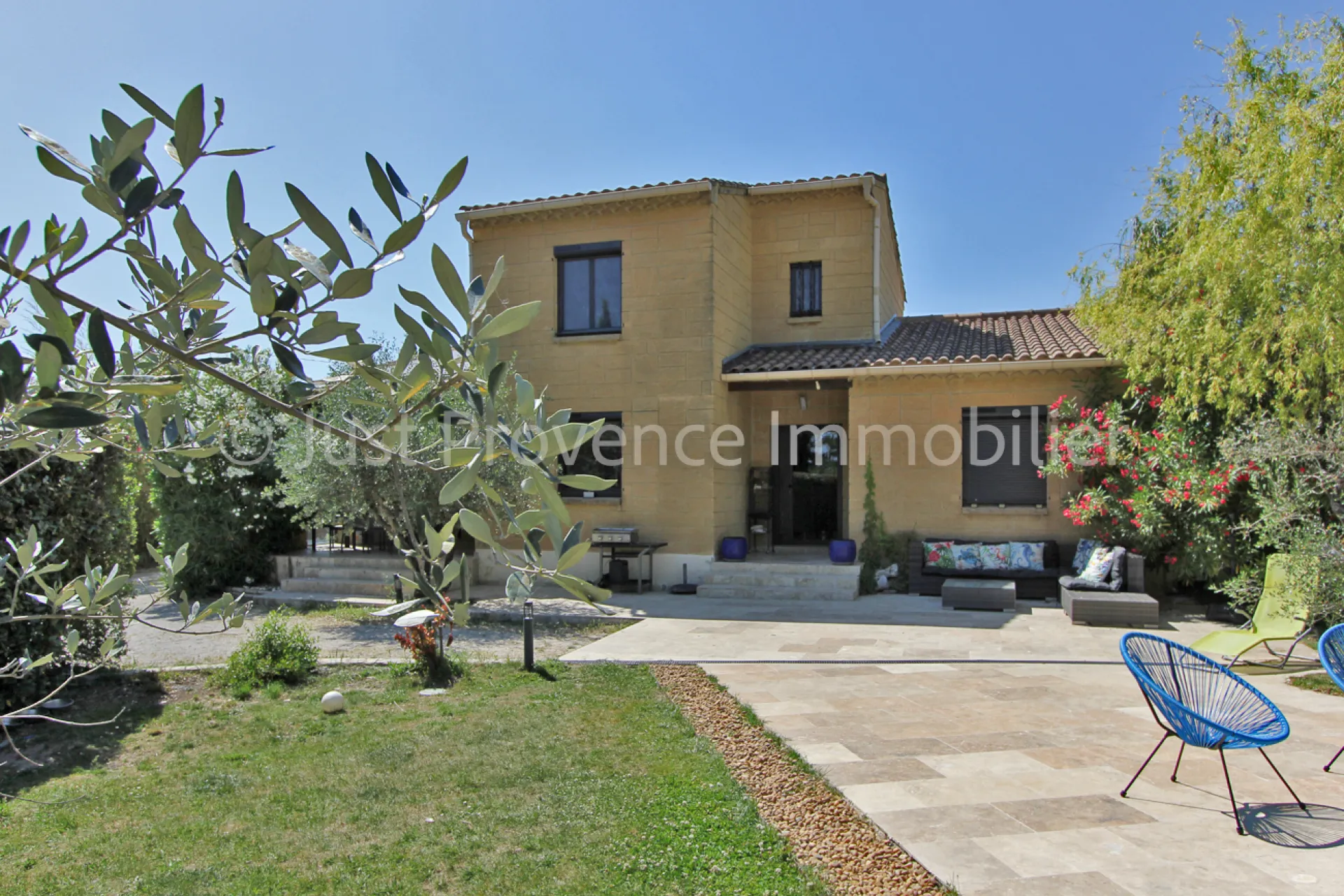 Caromb, villa avec piscine sur 1069 m² de terrain