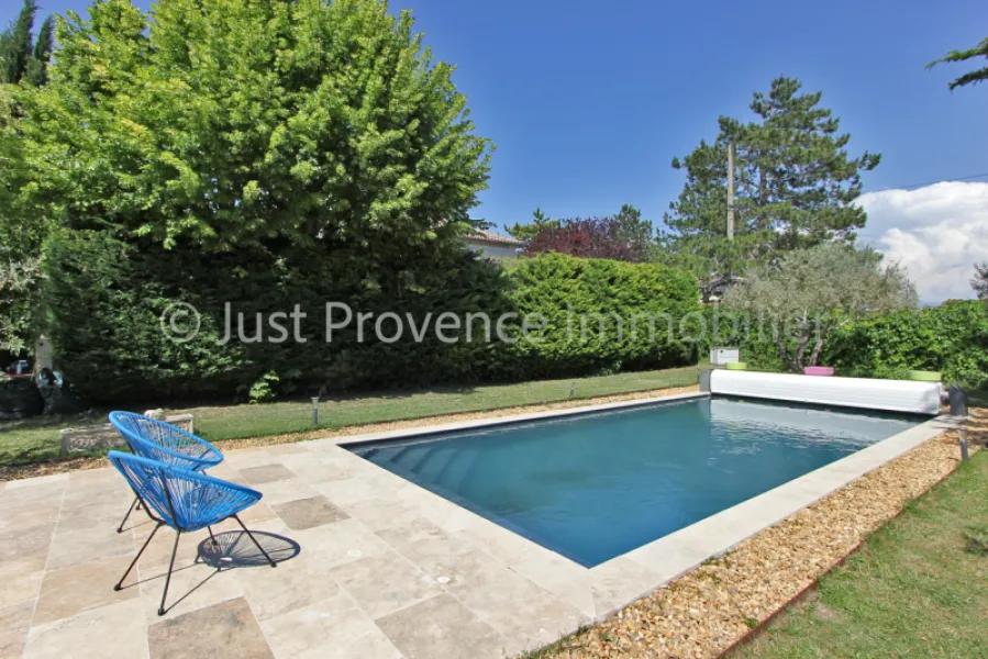 Caromb, villa avec piscine sur 1069 m² de terrain