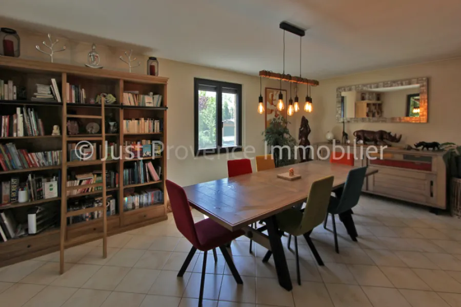 Caromb, villa avec piscine sur 1069 m² de terrain
