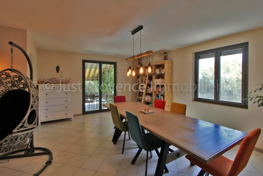 Caromb, villa avec piscine sur 1069 m² de terrain
