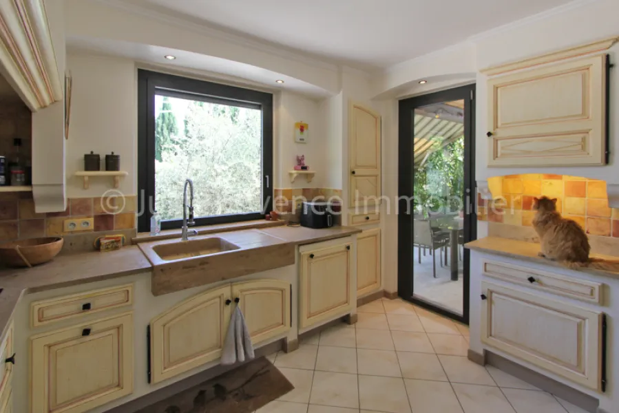 Caromb, villa avec piscine sur 1069 m² de terrain