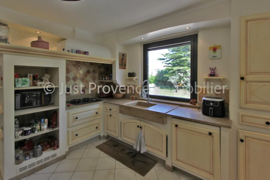 Caromb, villa avec piscine sur 1069 m² de terrain
