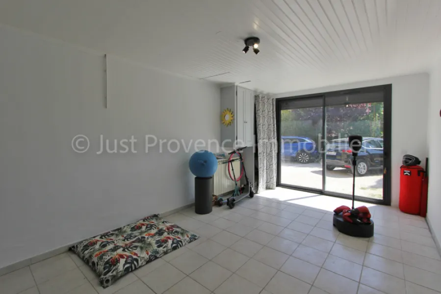 Caromb, villa avec piscine sur 1069 m² de terrain
