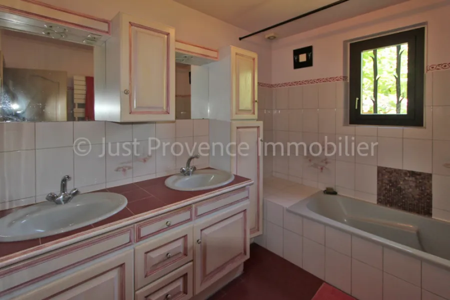 Caromb, villa avec piscine sur 1069 m² de terrain