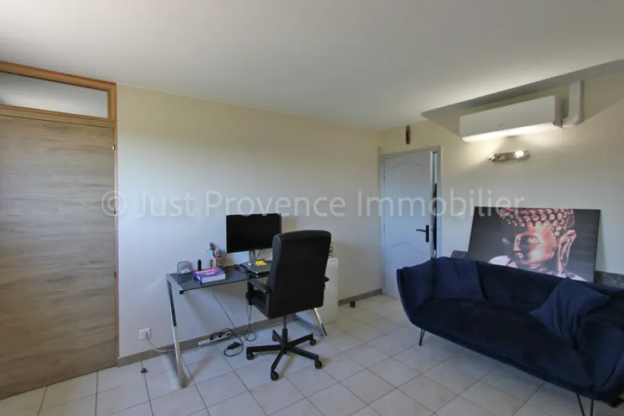 Caromb, villa avec piscine sur 1069 m² de terrain