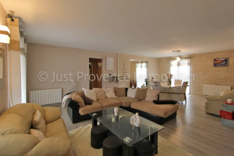 Single-storey villa in Caromb, 5 rooms, 140 m2 with swimming pool