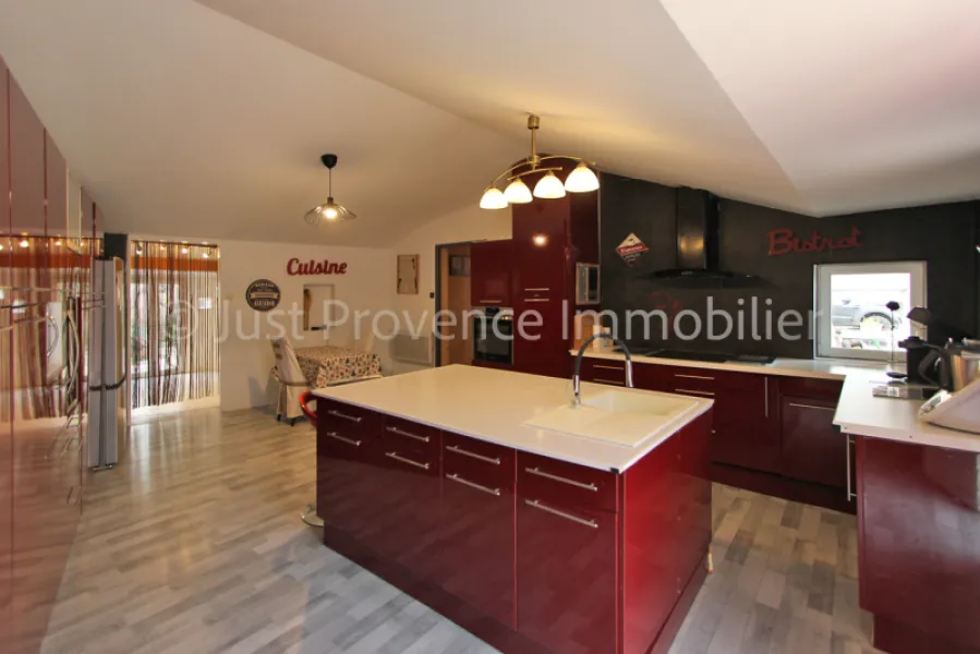 Single-storey villa in Caromb, 5 rooms, 140 m2 with swimming pool